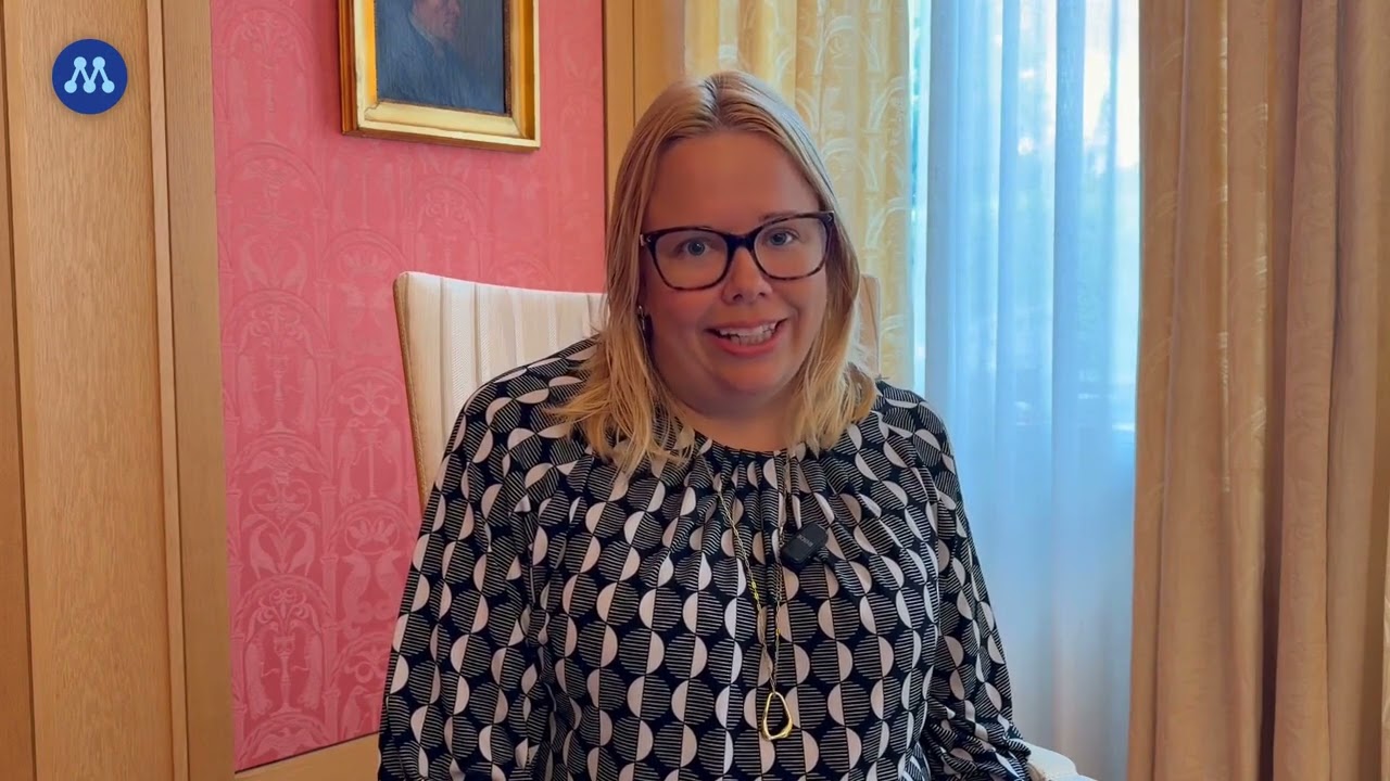 Eleonore Lundkvist hälsar välkommen i valstugans välkomstvideo